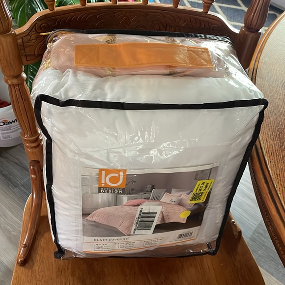 NIB intelligent Design Raina Duvet Set Metallic Print Geometric Style Pillows - Picture 14 of 16